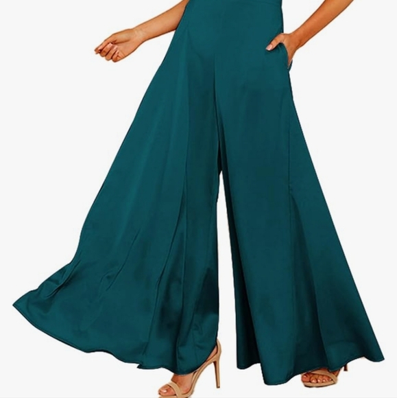 NWT. Stunning halter jumpsuit, sleeveless w/front pockets. Peacock Blue. Size M - Picture 4 of 5